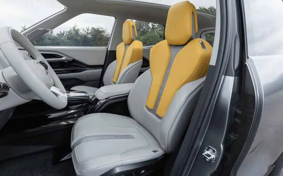 Mitsubishi-XFC-Concept-banner-interior-5